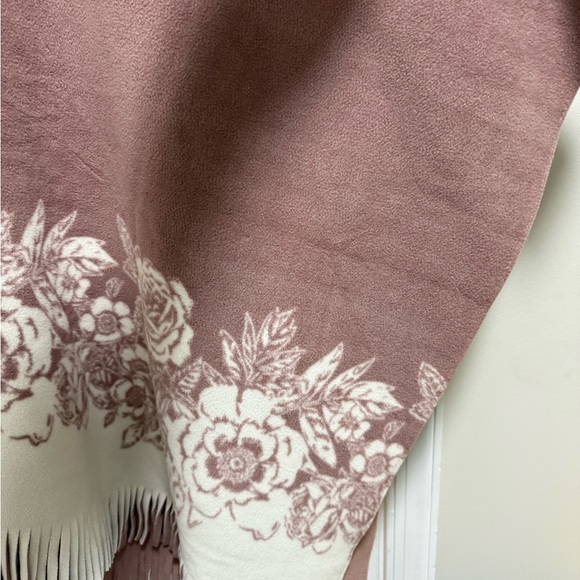 RACHEL Rachel Roy Soft Pink Shawl - Picture 5 of 8